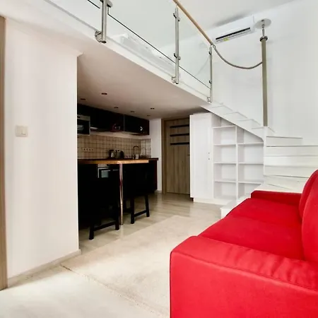 Standard By Hi5- Rose Street's Budapest