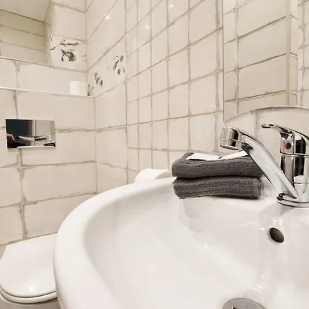Standard By Hi5- Rose Street's Budapest
