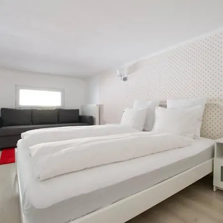 Standard By Hi5- Rose Street's * Budapest